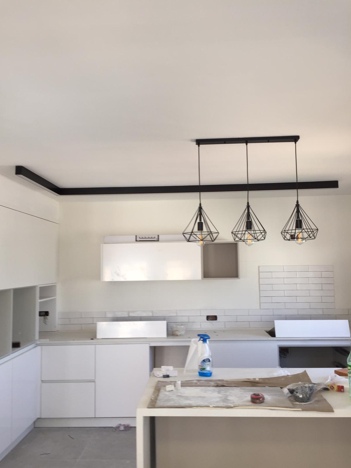 פרופיל תאורה שחור צמוד תקרה 55X75 מ"מ – תמונה 3